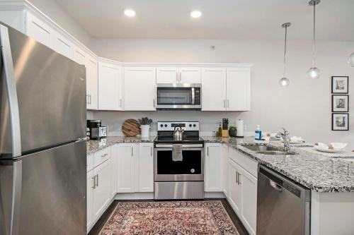 Stunning Midtown Oasis - King & Queen Beds! – Photos 3