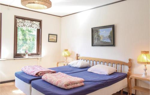 Borrbyにある4 Bedroom Stunning Home In Borrbyのベッドルーム1室(青いシーツが備わるベッド2台付)