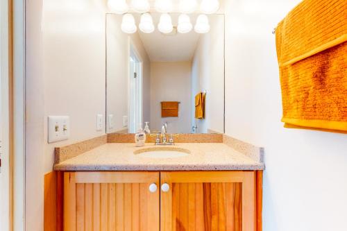 y baño con lavabo y espejo. en Fenwick Island - 38829 Bunting Avenue #1, en Fenwick Island