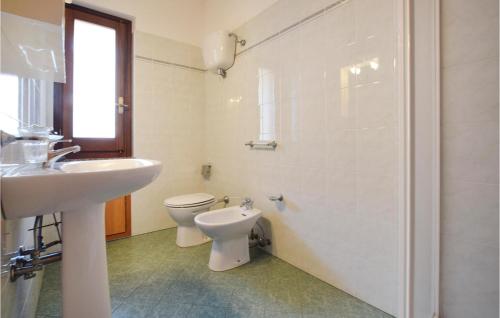 里卡迪的住宿－Awesome Apartment In Ricadi With Wifi，白色的浴室设有水槽和卫生间。