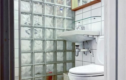 a bathroom with a toilet and a sink at 4 Bedroom Lovely Home In Ål in Ål