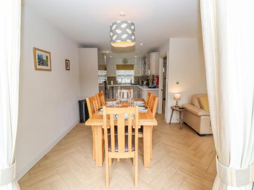 a kitchen and dining room with a table and chairs at Church View in Bourton on the Water