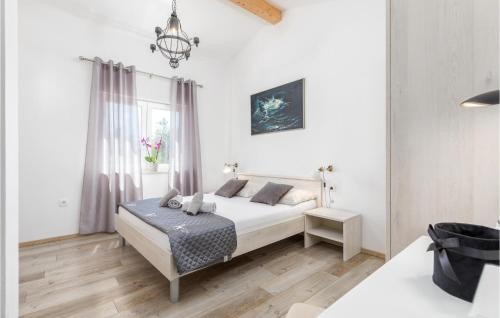 Postel nebo postele na pokoji v ubytování Beautiful Home In Pula With Outdoor Swimming Pool