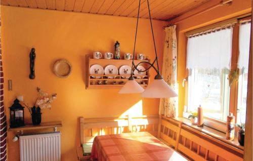 comedor con mesa y ventana en Cozy Home In Bayerisch Eisenstein With Wifi, en Regenhütte
