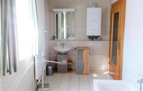 Ένα μπάνιο στο Cozy Home In Bayerisch Eisenstein With Wifi
