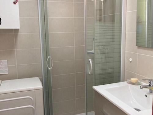 a bathroom with a shower and a sink at Studio Corrençon-en-Vercors, 1 pièce, 4 personnes - FR-1-515-124 in Corrençon-en-Vercors