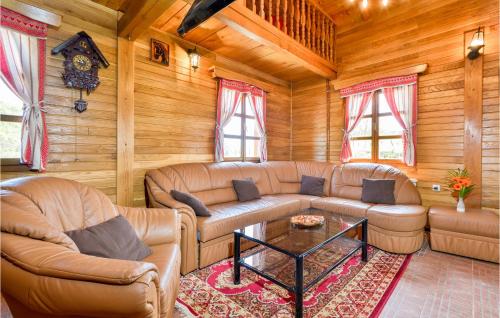 Posezení v ubytování Beautiful Home In Jarek Habekov With Sauna, Wifi And Outdoor Swimming Pool