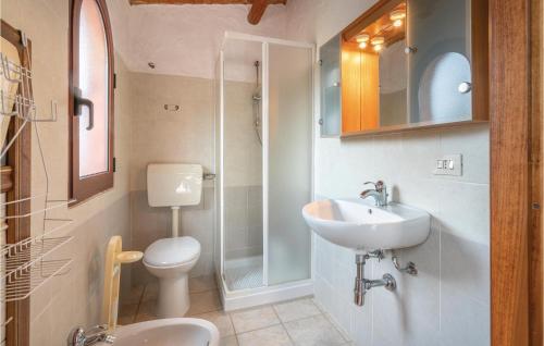 オルゴーゾロにあるRustico Gli Oleandriのバスルーム(洗面台、トイレ、シャワー付)