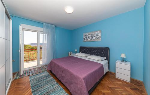 Un pat sau paturi într-o cameră la Nice Apartment In Kastel Sucurac With Wifi