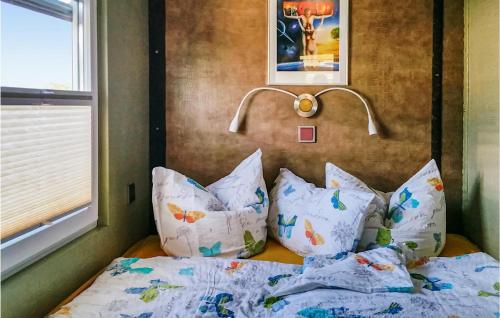 - une chambre avec un lit doté d'oreillers et d'une lampe dans l'établissement Beautiful Ship-boat In Havelsee With 2 Bedrooms, à Kützkow