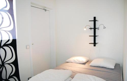 Säng eller sängar i ett rum på Cozy Home In Karlskrona With House Sea View