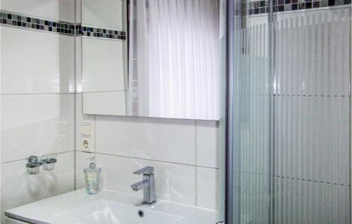 Koupelna v ubytování 1 Bedroom Stunning Apartment In Waltershausen-fischb,