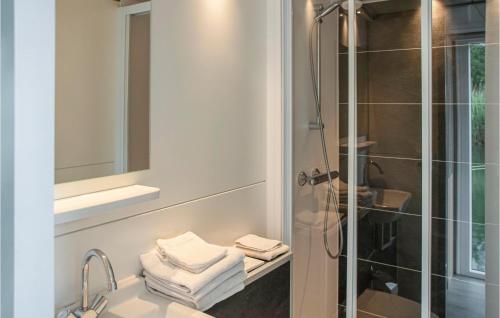 bagno con doccia e lavandino di 2 Bedroom Gorgeous Ship In Biddinghuizen a Biddinghuizen