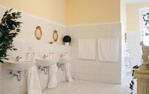 Ett badrum på Stunning Home In Gross Markow With Sauna