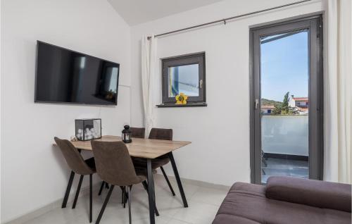 Μια τηλεόραση ή/και κέντρο ψυχαγωγίας στο Gorgeous Apartment In Stinica With Wifi