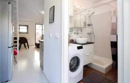 Koupelna v ubytování Gorgeous Apartment In Stinica With Kitchen