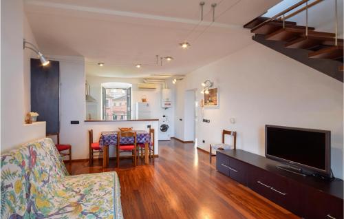 Ruang duduk di 2 Bedroom Amazing Apartment In Moneglia