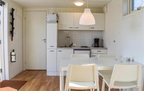 Kuchyň nebo kuchyňský kout v ubytování Stunning Home In Hasslö With Kitchen