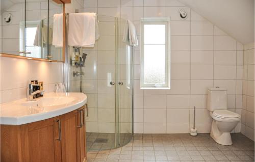 Ванна кімната в 4 Bedroom Nice Home In Karlstad