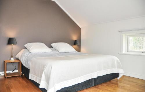 Кровать или кровати в номере 4 Bedroom Nice Home In Karlstad
