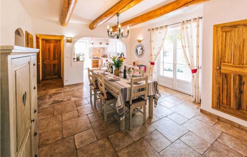 une salle à manger avec une table et une cuisine dans l'établissement Gorgeous Home In Lioux With Wifi, à Lioux