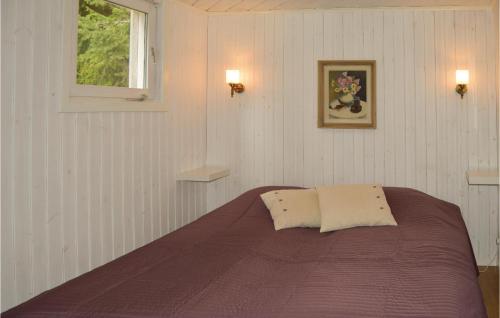 Säng eller sängar i ett rum på Nice Home In Blsta With 1 Bedrooms, Sauna And Internet