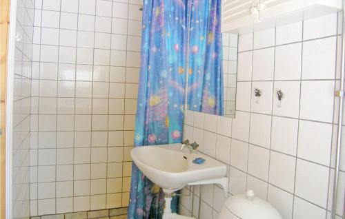 Ванная комната в 3 Bedroom Cozy Home In Lngaryd