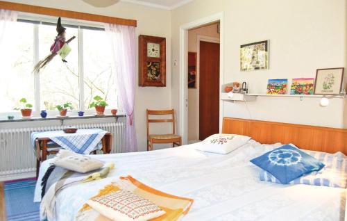 Postel nebo postele na pokoji v ubytování Stunning Home In Lenhovda With Kitchen