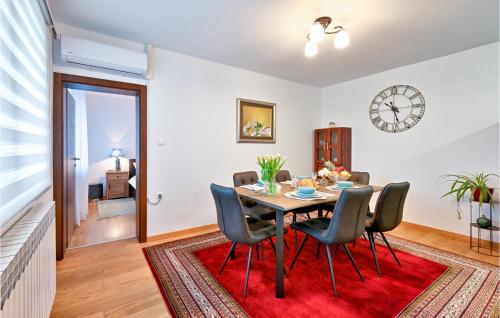 Posezení v ubytování 2 Bedroom Beautiful Home In Trnovec
