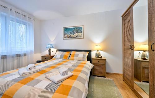 Rúm í herbergi á 2 Bedroom Beautiful Home In Trnovec