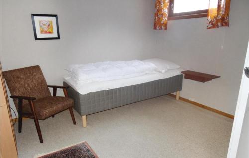 En eller flere senge i et værelse på Gorgeous Home In Kvinlog With Kitchen