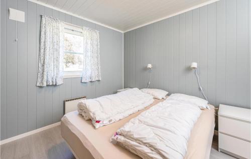 1 dormitorio con 1 cama con sábanas blancas y ventana en 3 Bedroom Gorgeous Home In Fjrland, en Fjærland