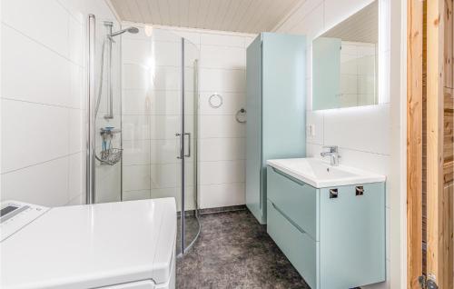 y baño con lavabo y ducha. en 3 Bedroom Gorgeous Home In Fjrland, en Fjærland