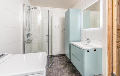 y baño con lavabo y ducha. en Stunning Home In Fjrland With 3 Bedrooms, en Fjærland