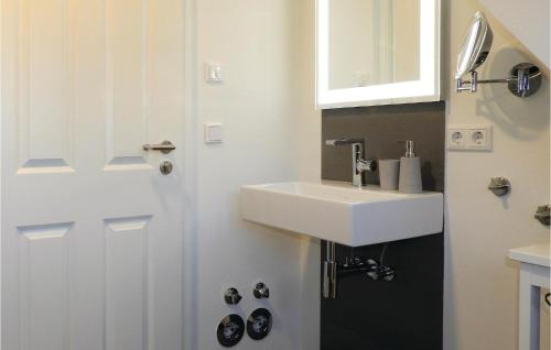 1 Bedroom Stunning Apartment In Klanxbll tesisinde bir banyo