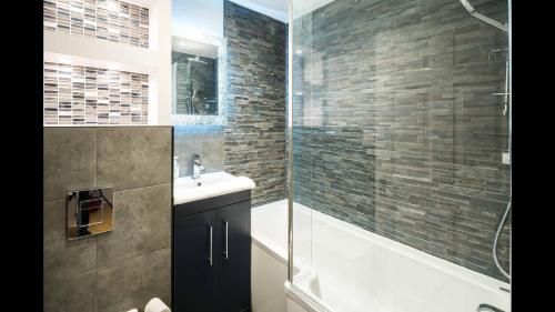 Ένα μπάνιο στο Delightful 1-bedroom Apartment In Whitechapel