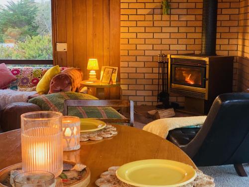Posezení v ubytování IdleWild - Secluded Absolute Beachfront Escape