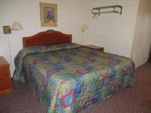 Ένα ή περισσότερα κρεβάτια σε δωμάτιο στο Best Budget Inn