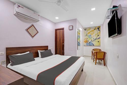 1 dormitorio con 1 cama grande y TV en KUTCH HERITAGE HOTEL, en Gandhidham