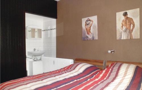 メーデバッハにあるBeautiful Apartment In Medebach With Kitchenのベッドルーム(ベッド1台、シンク付)