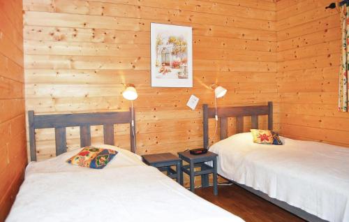 Un pat sau paturi într-o cameră la 2 Bedroom Beautiful Home In Svsj