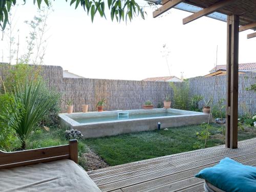 une cour avec une piscine dans la cour dans l'établissement Hérault Agréable maison avec piscine, à Vailhauquès