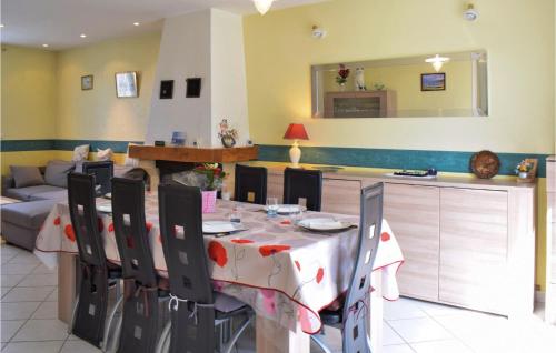 une salle à manger avec une table et un canapé dans l'établissement Pet Friendly Home In Marcey-Les-Grèves, à Marcey-les-Grèves
