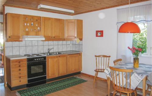 Borrby的住宿－Amazing Home In Borrby With Kitchen，厨房配有炉灶、餐桌和用餐室
