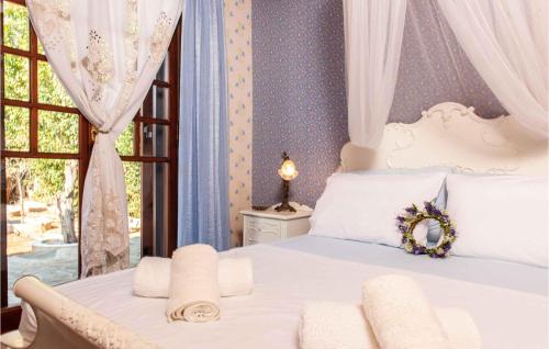 En eller flere senge i et værelse på Villa Melenia