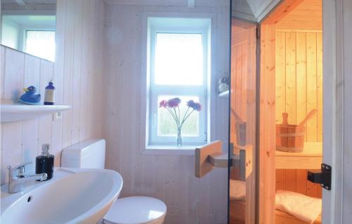 シェーンハーゲンにあるStrandpark 17のバスルーム(洗面台、トイレ付)、窓が備わります。