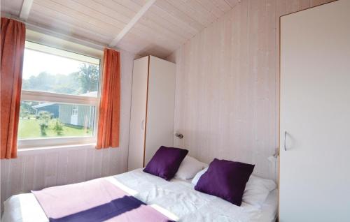 シェーンハーゲンにあるStrandpark 17の小さなベッドルーム(ベッド1台、窓付)