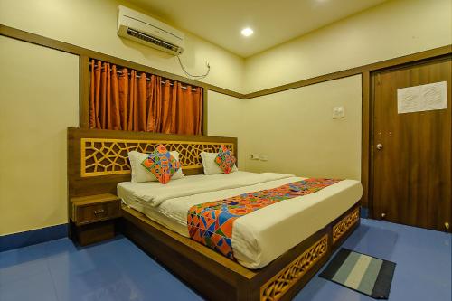um quarto com uma cama grande num quarto em FabExpress Shivalya em Calcutá