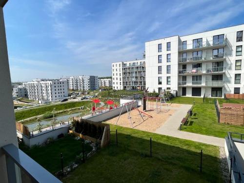un parque con parque infantil frente a un edificio en Turzycowa Loft - stylish apartment, en Gdansk