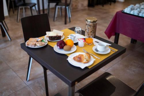 una mesa negra con alimentos para el desayuno. en Albergo Ristorante del Cacciatore, en Foggia